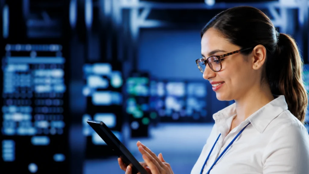 Consultora-SAP-revisando-tablet