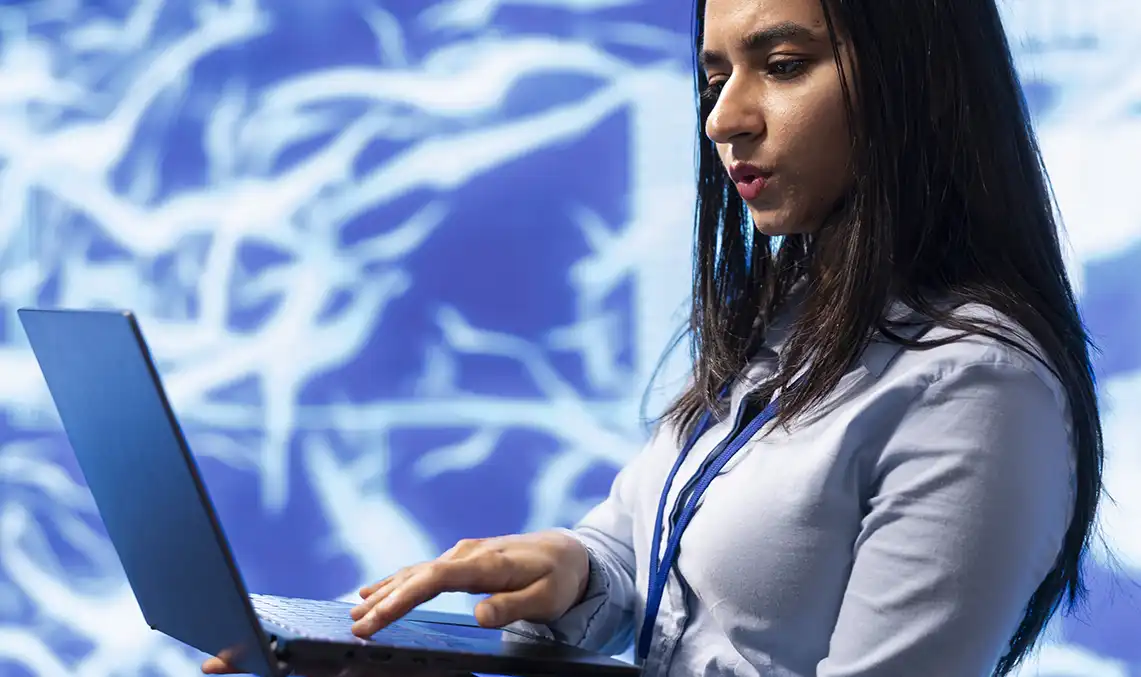 Mujer-joven-trabajando-con-computadora 