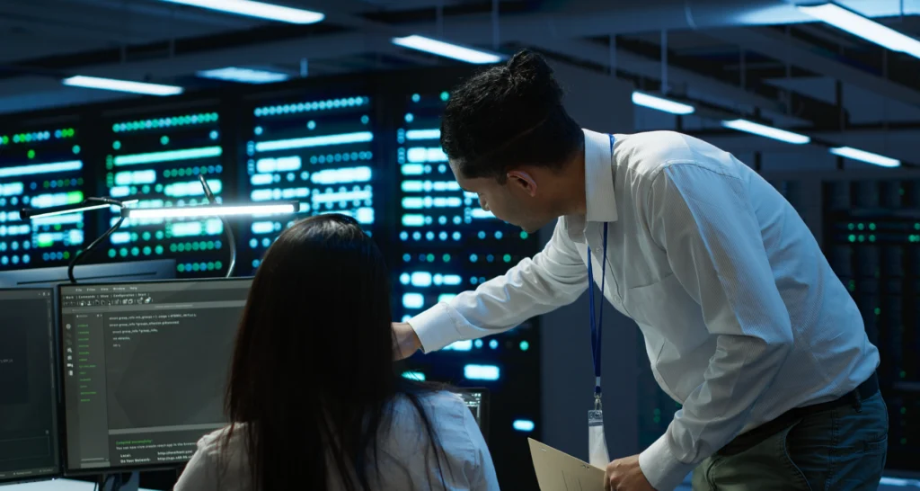 dos-personas-checando-computadora-de-un-servidor.