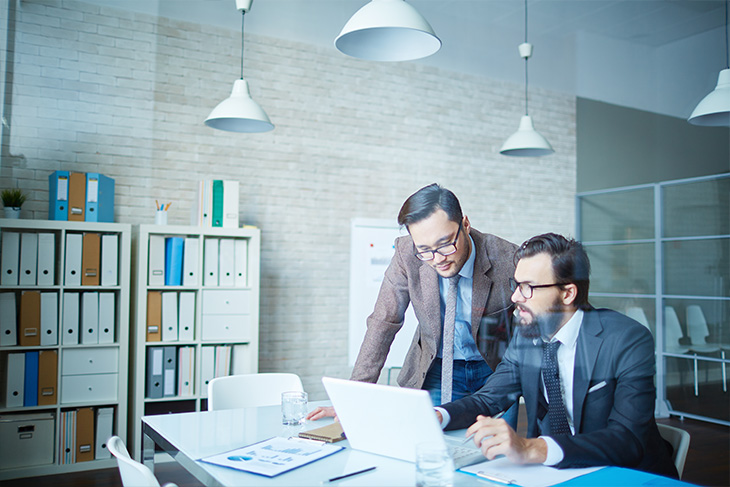 Ejecutivos dialogando sobre auditoria SAP