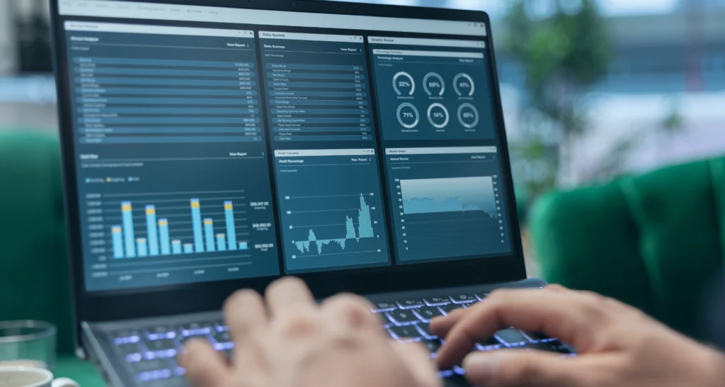 computadora-con-diagrama-persona-escribiendo