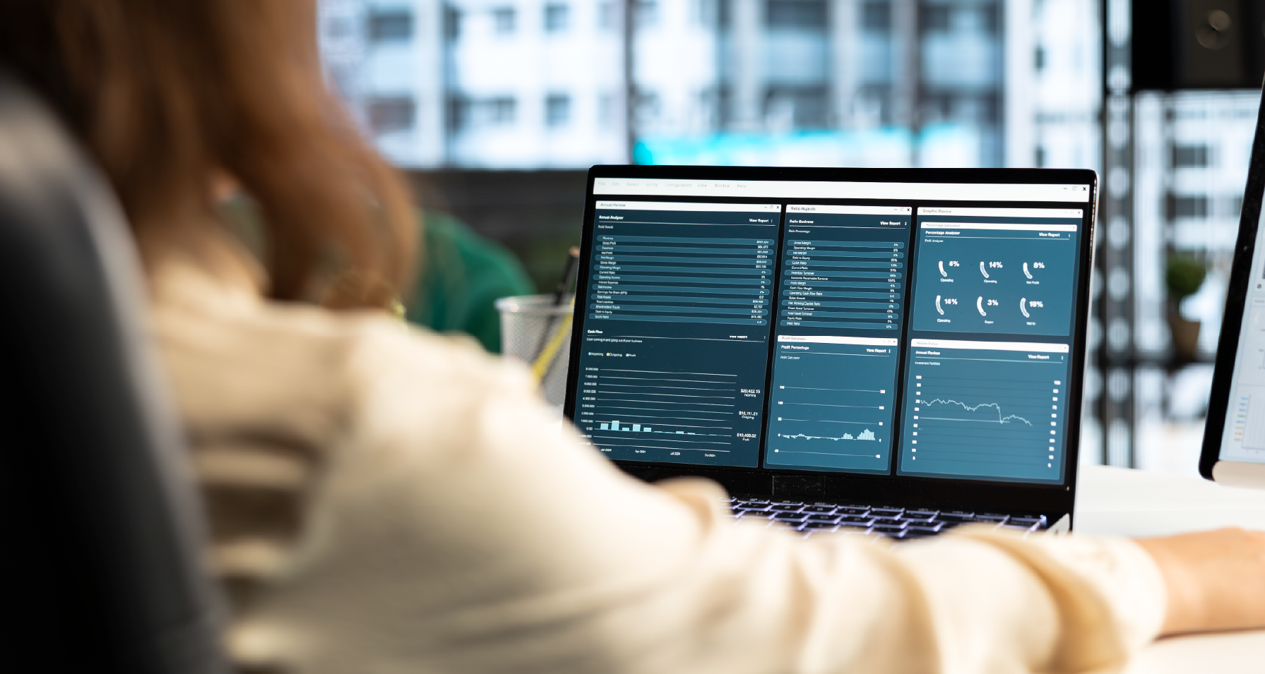 mujer-usando-computadora-con-analisis-en-la-pantalla