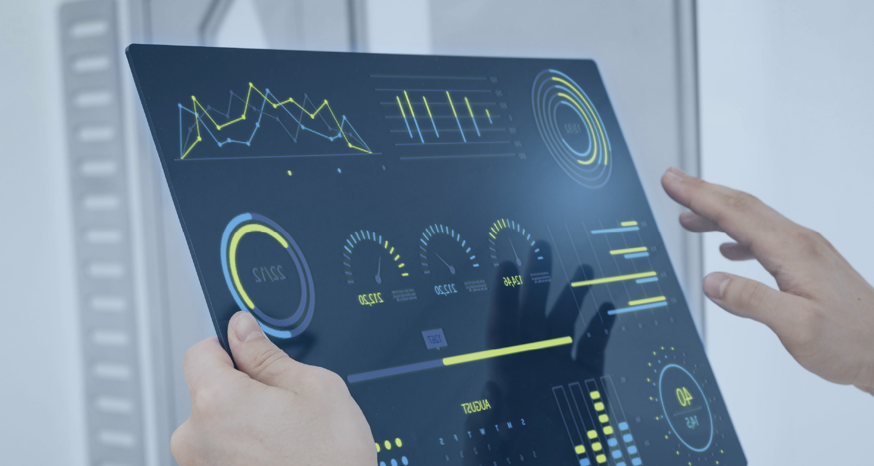 persona-sosteniendo-tableta-con-analisis