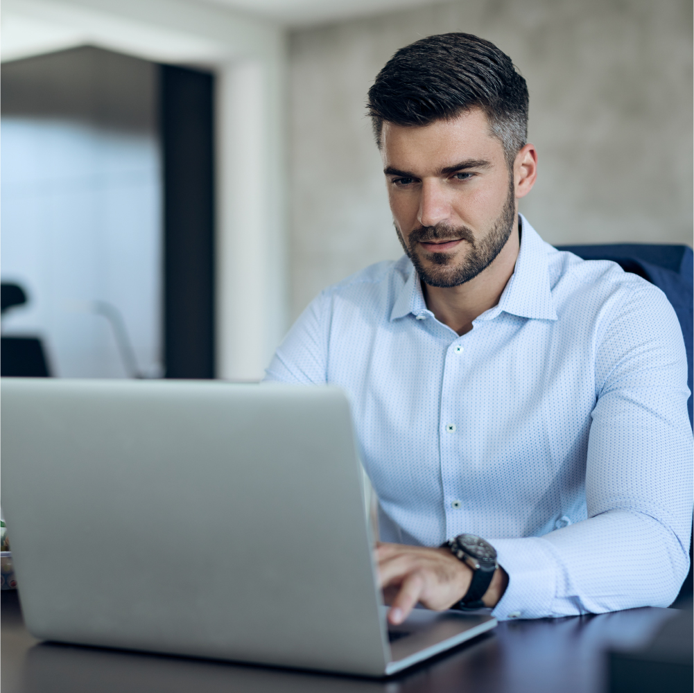 Hombre-joven-trabajando-en-ordenador