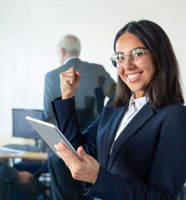 Mujer-empresaria-sonriendo-sosteniendo-una-tableta