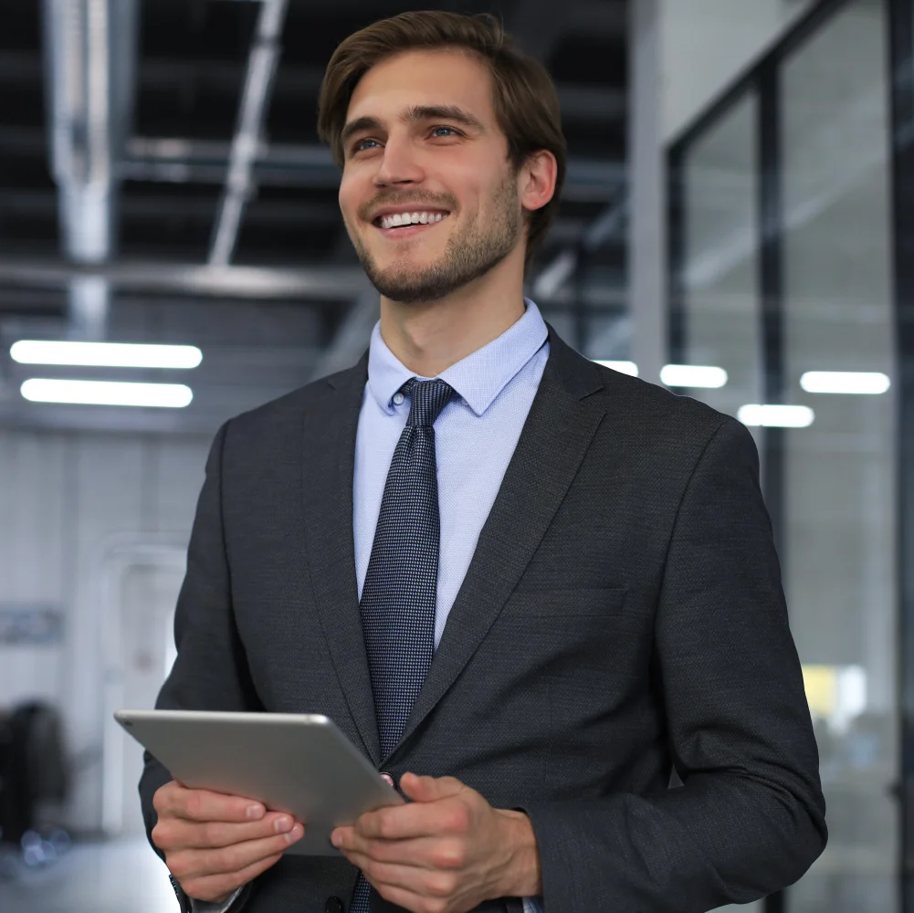 Consultor-SAP-sonriendo-con-tablet-en-mano