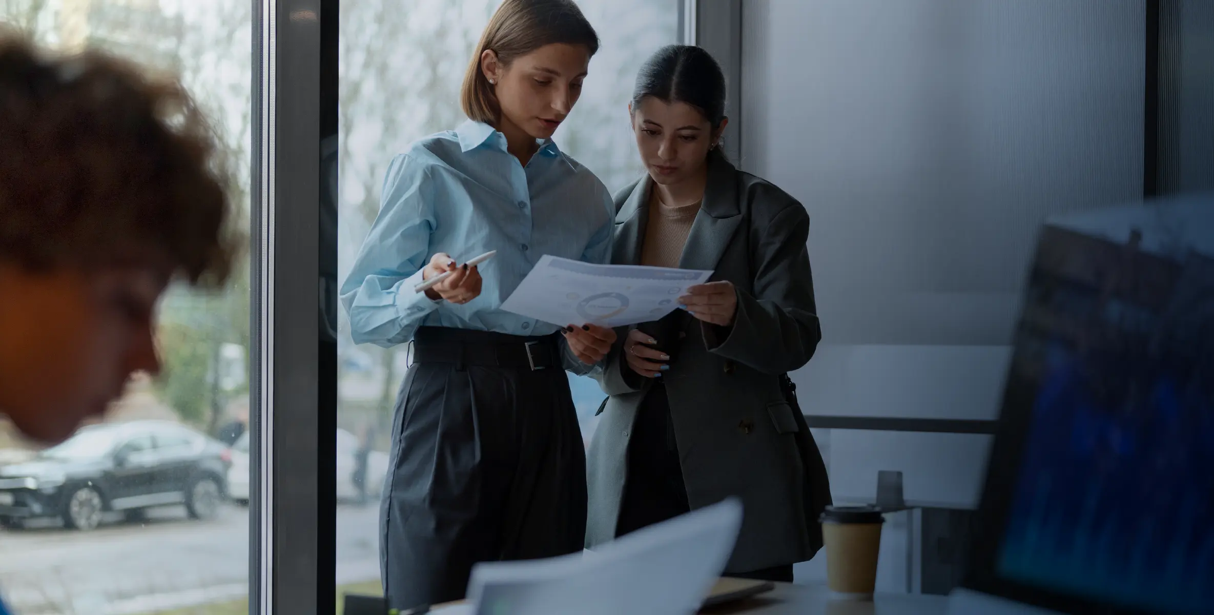 Mujeres-colegas-organizando-tareas