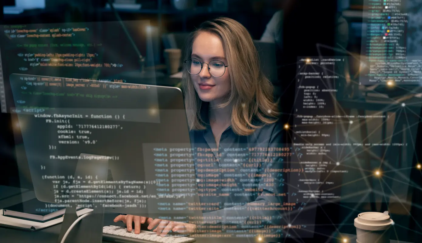 Mujer-trabajando-en-computadora-y-revisando-temas-de-sistema-SAP