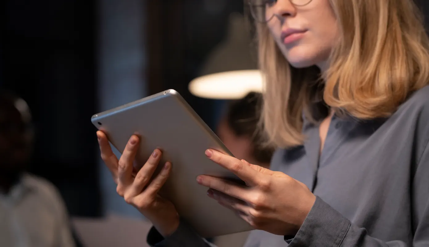 Mujer-joven-con-tablet-en-mano 