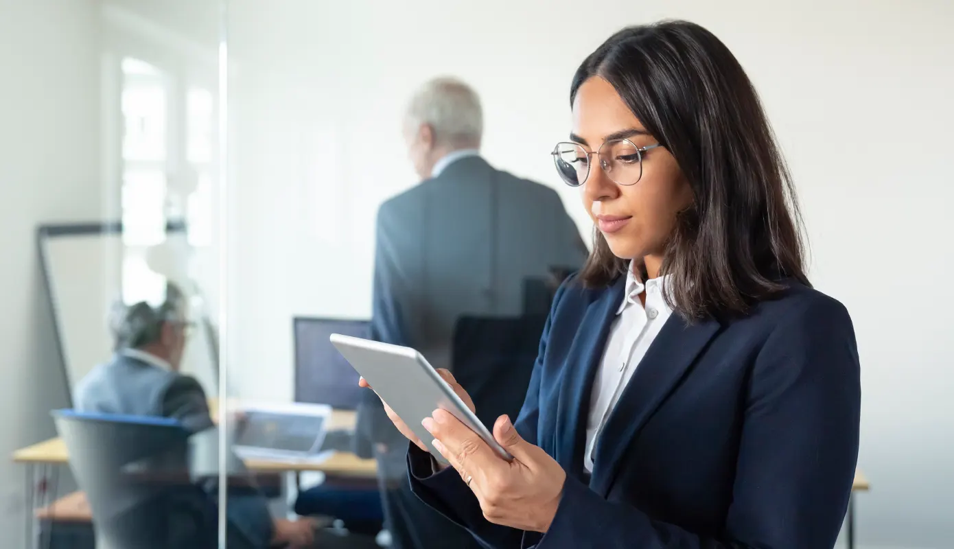 Mujer-con-lentes-trabajando-con-tableta-en-oficina