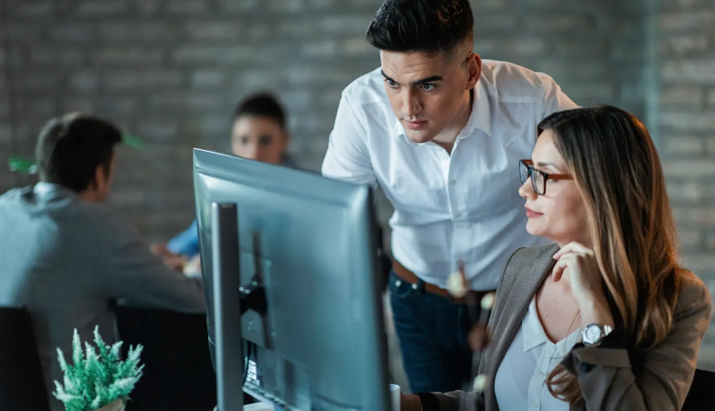 Hombre-y-mujer-trabajando-en-computadora 