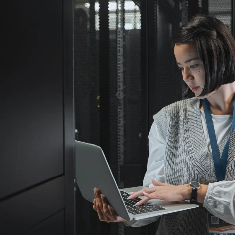 Mujer asegurando su sistema con SAP