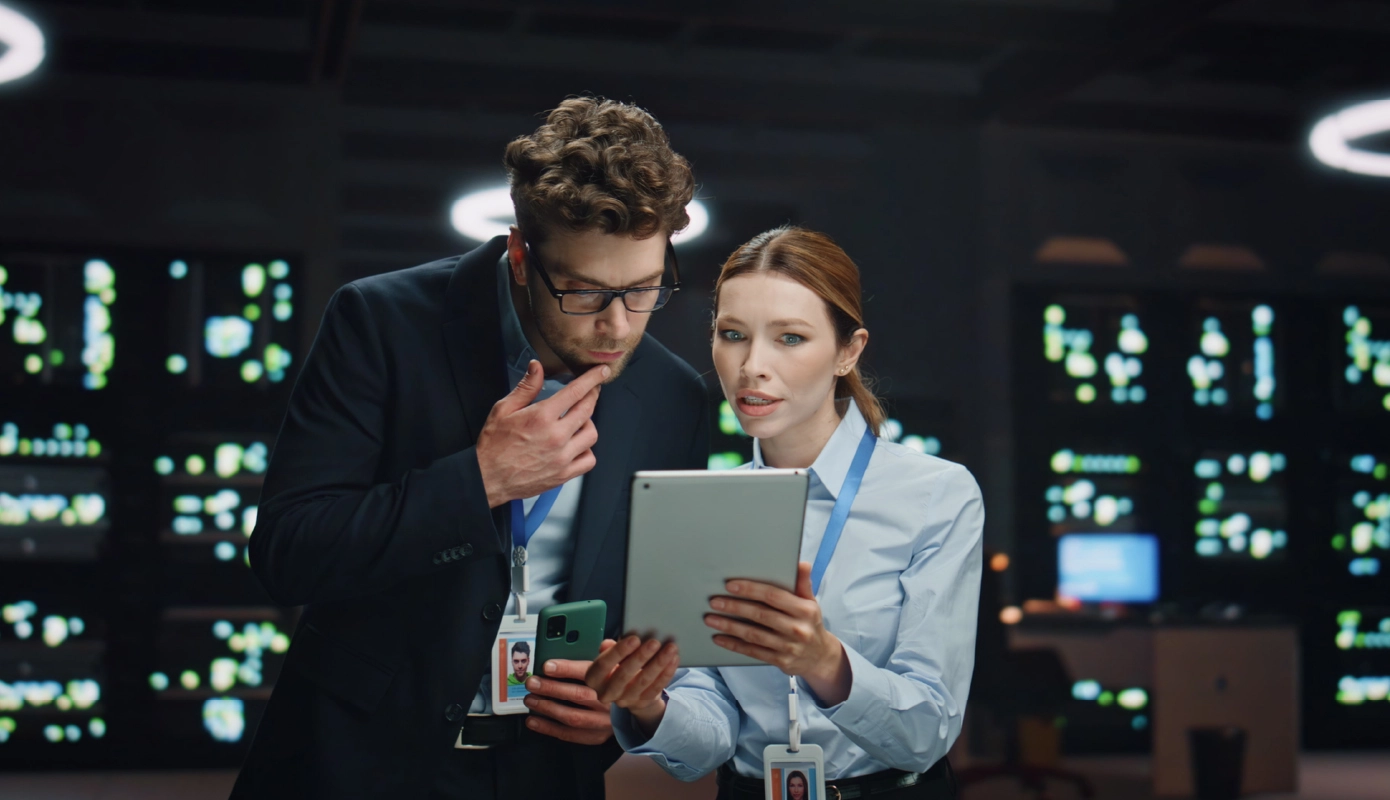 Dos-profesionales-vestidos-de-negocios-examinando-una-tableta-y-discutiendo-sobre-los- beneficios-de-la-nube-híbrida