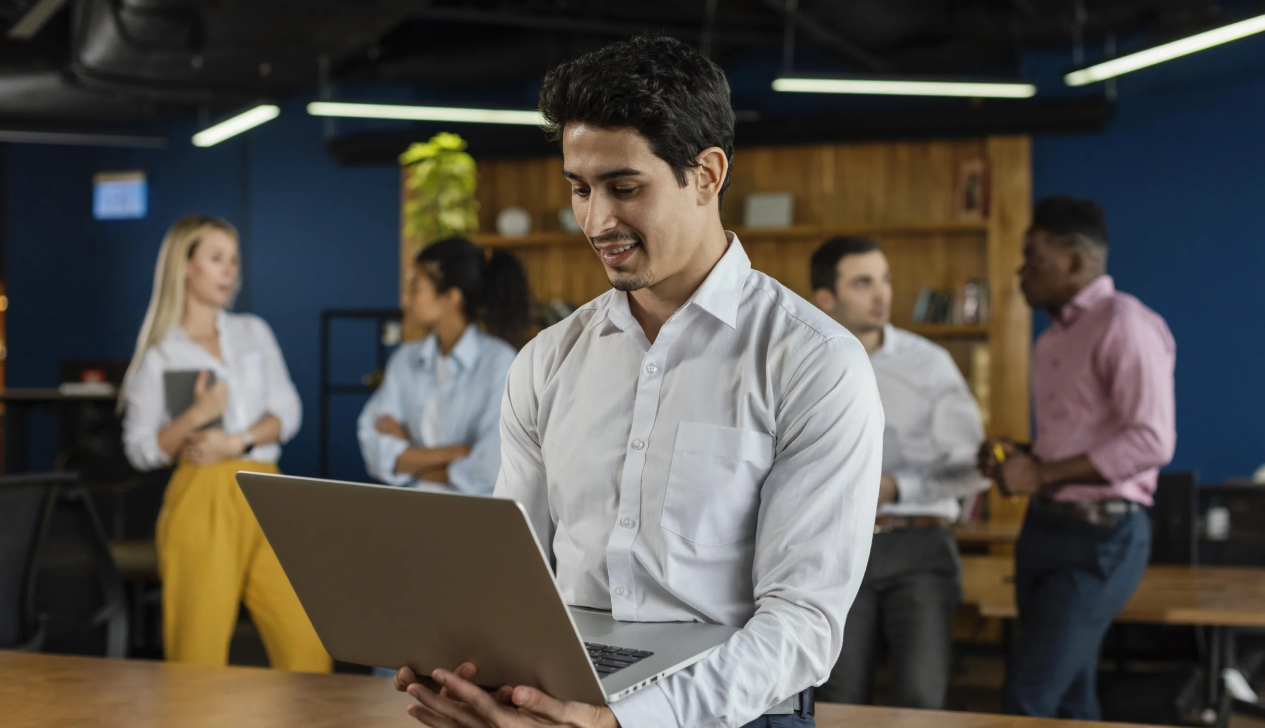 Hombre-joven-trabajando-en-laptop 