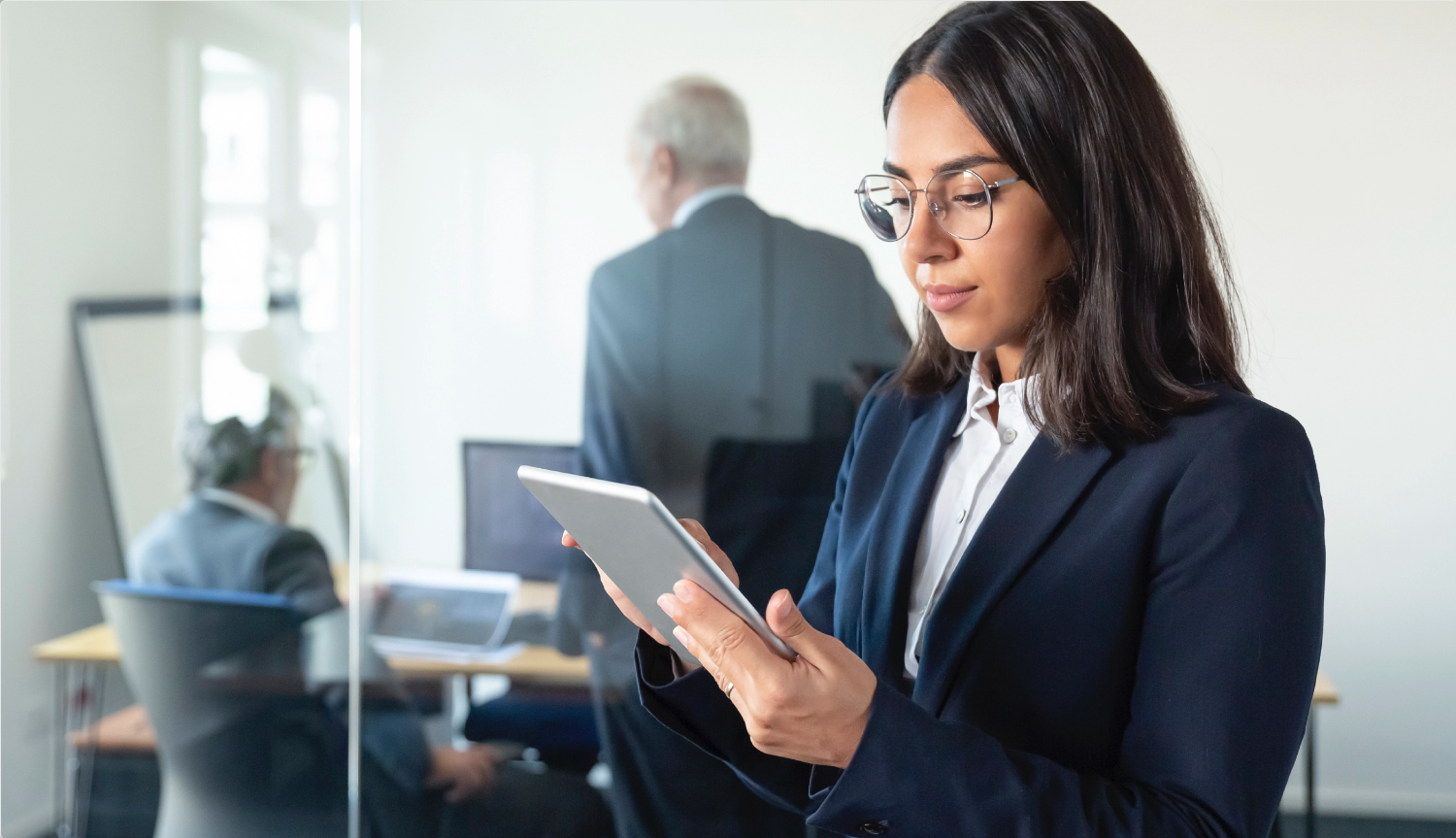 mujer con tablet