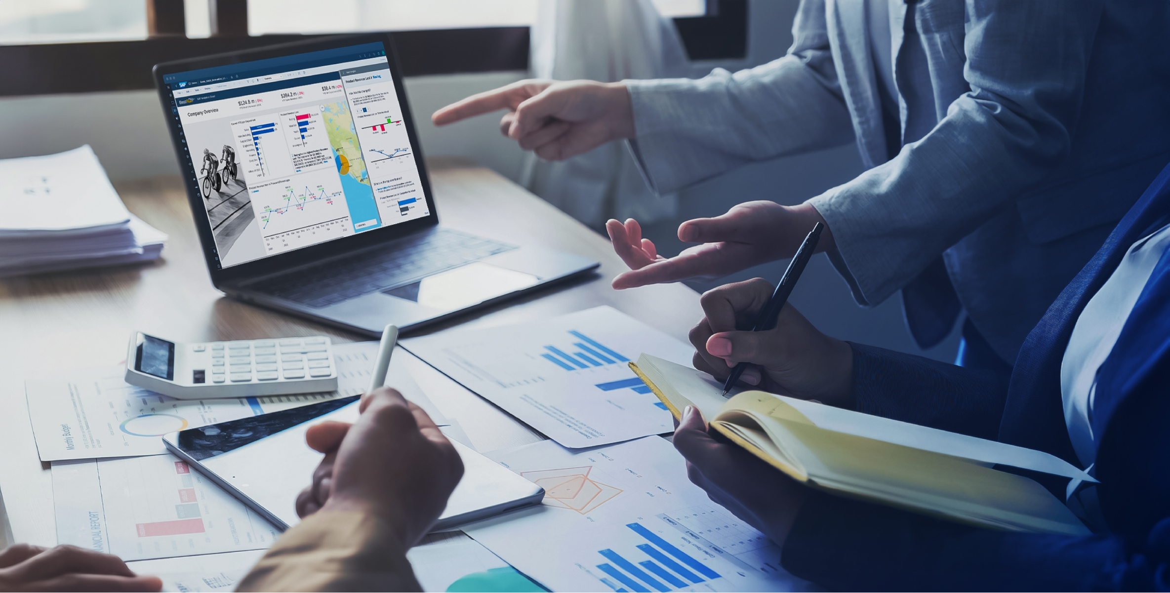 Personas-analizando-datos-en-computadora 