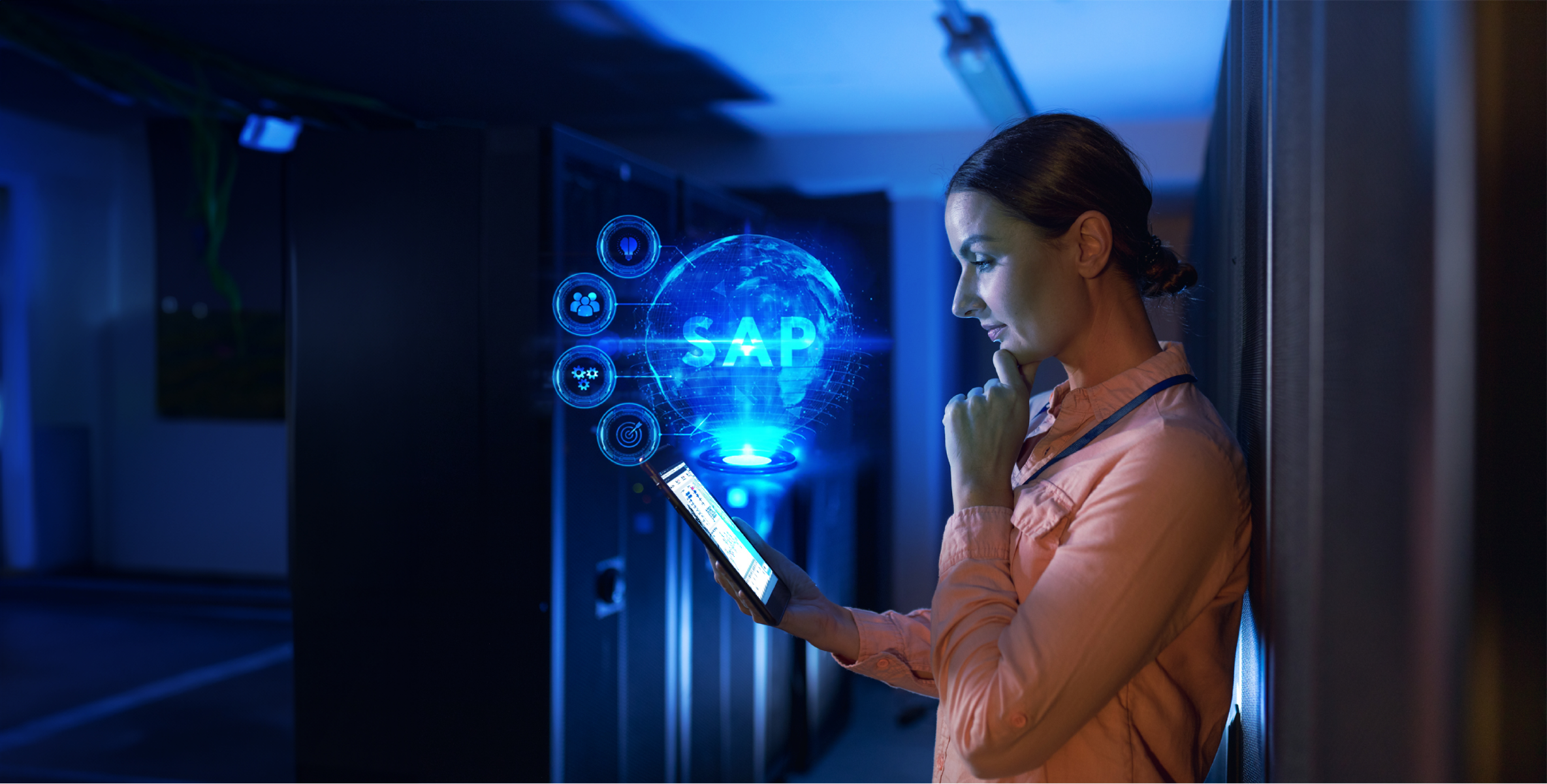 Mujer-analizando-datos-SAP-en-tableta 