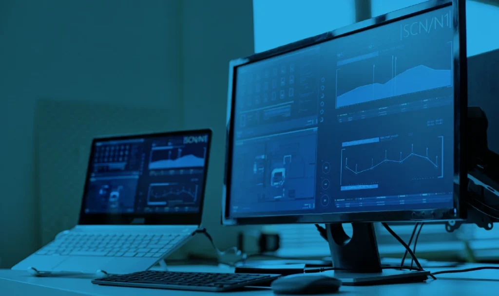 Computadoras-mostrando-información-de-SAP-compras