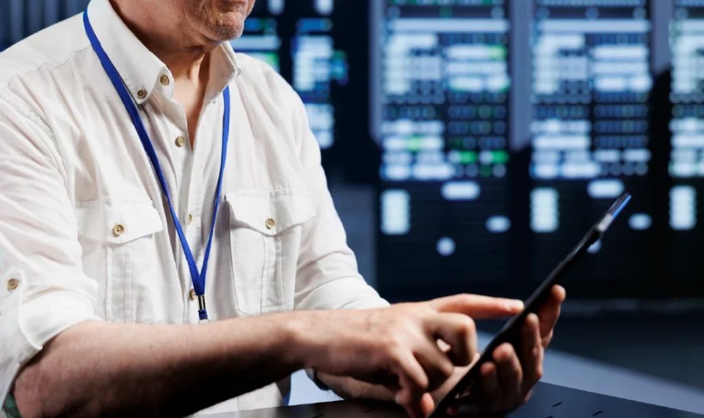 Especialista-SAP-trabajando-en-tablet 