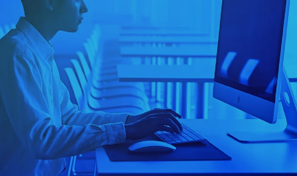 Hombre-joven-trabajando-en-optimización-SAP 
