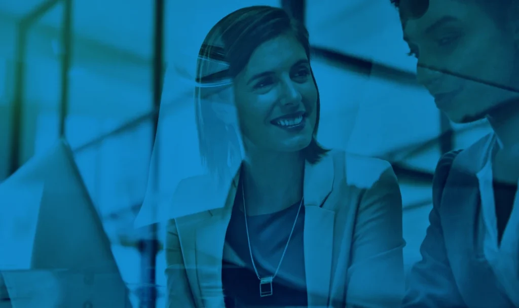 Mujeres-sonrientes-trabajando-con-SAP