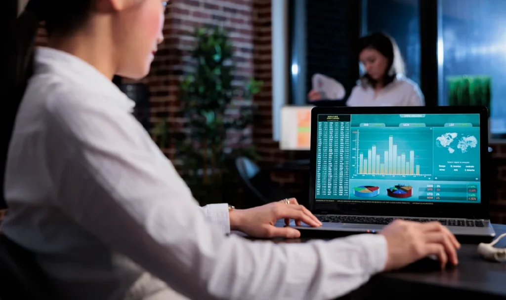 Mujer-trabajando-en-computadora-que-muestra-gráficas