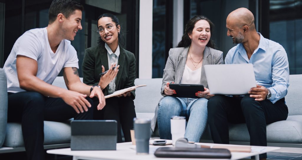 Personas-trabajando-en-oficina