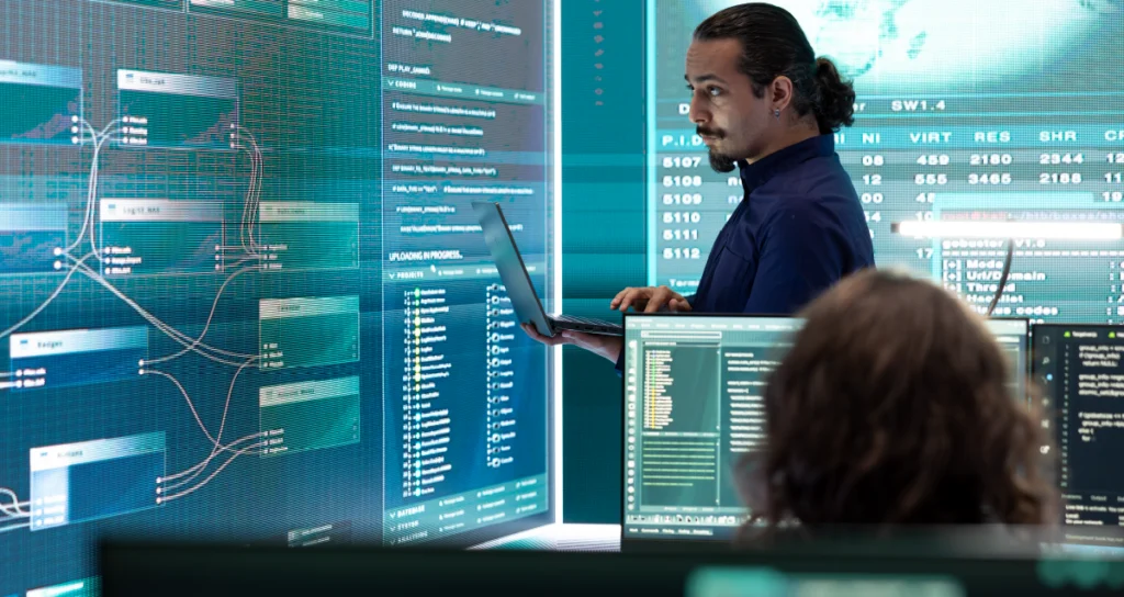Hombre-y-mujer-trabajando-en-actualizaciones-SAP