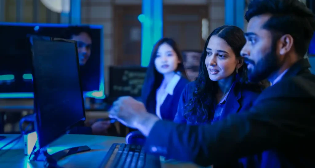 Personas-viendo-pantalla-y-analizando-SAP-ERP