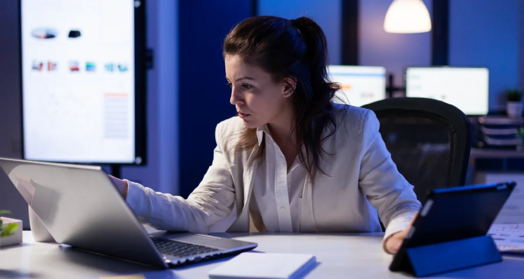 mujer-analizando-datos-en-computadora-ipad