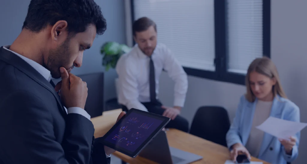 personas-en-oficina-anaizando-datos-analiticos