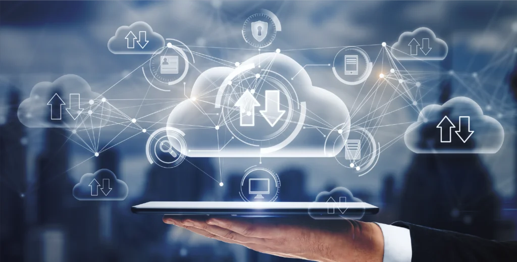 Mano-sosteniendo-tablet-con-nubes