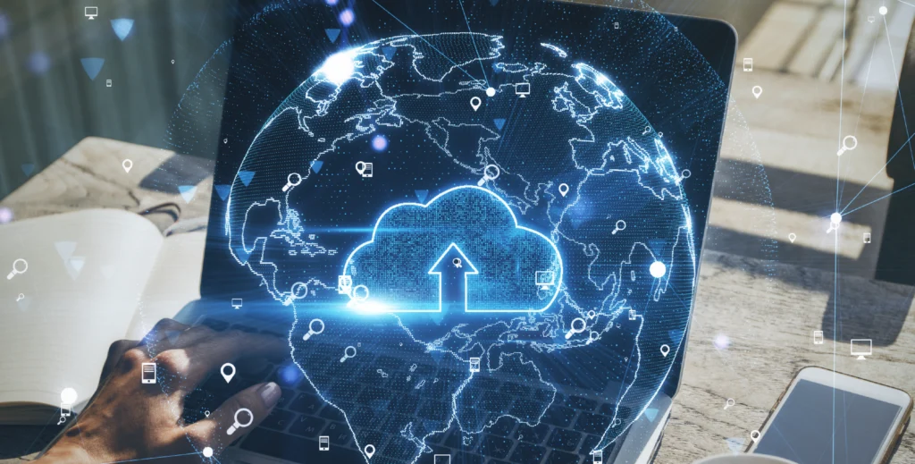 Hombre-trabajando-en-la-nube